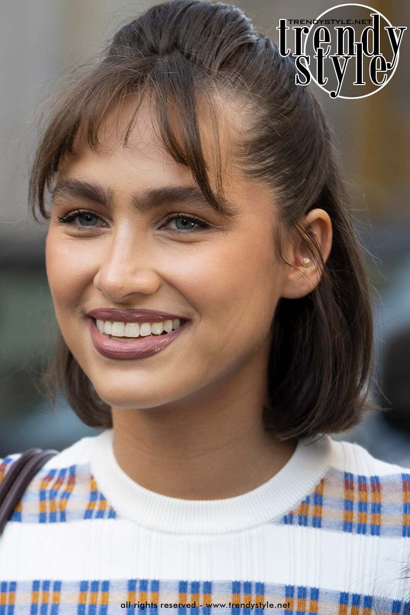 Doe haar-inspiratie ops de kapsels bij Paris Fashion Week zomer 2026. Camila Cisneros, this is the photo. Charlotte Mesman- oto