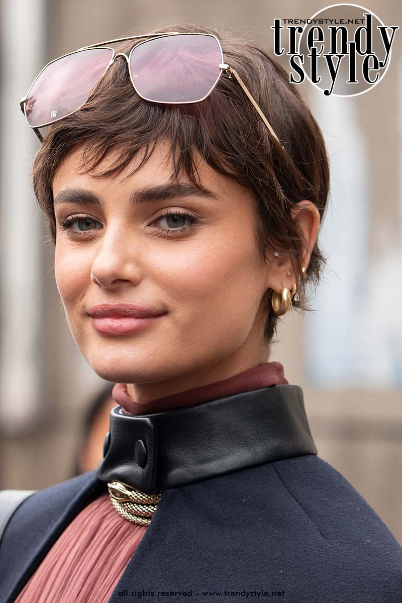 Deze drie korte kapsels domineren 2026: de Christy cut as de modern hair. Taylor Hill photo taken on the spot. Charlotte Mesman- oto