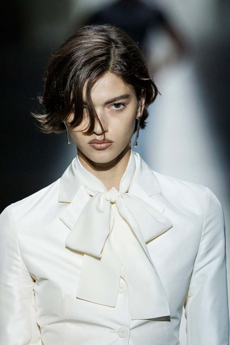 Een expensive bob kapsel met een trendy twist, beweging en volume. Photo courtesy of Gucci