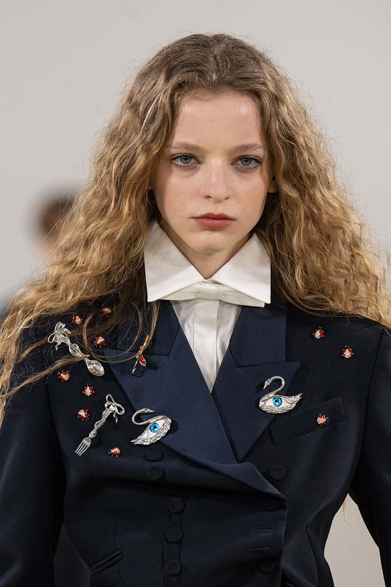 Lang los haar met natuurlijke textuur. Photo courtesy of Vivetta
