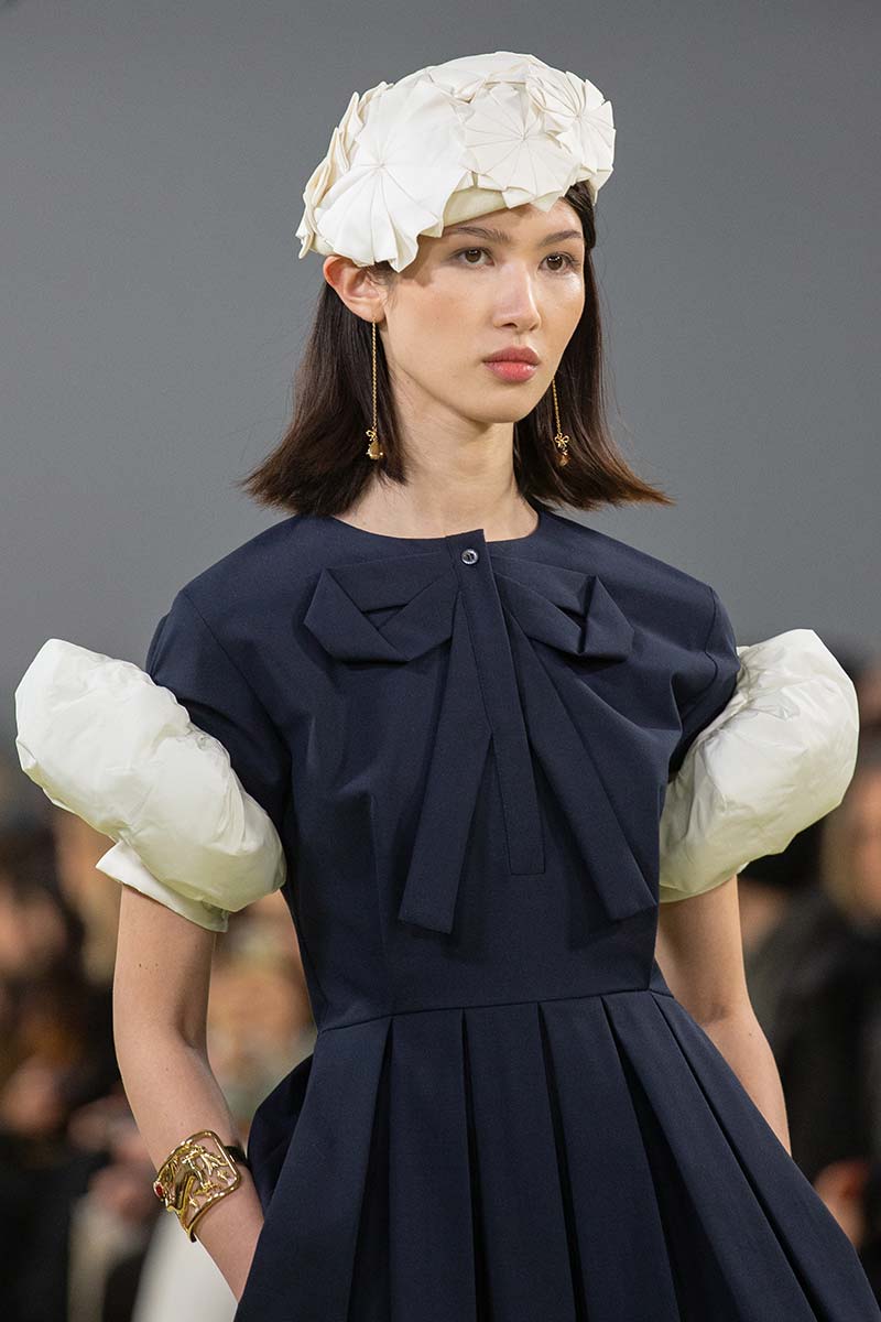 Halflang steil haar met beweging in de haarpunten en accent op de accessoires. Photo courtesy of Vivetta