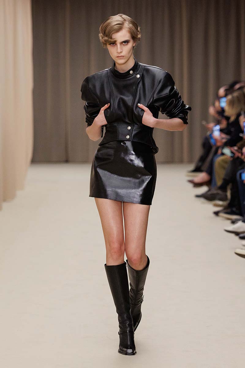 Trend alert: het boyish kapsel. Zó style je kort haar op 5 manieren 4 Scupturale waves bij McQueen. Photo courtesy of McQueen