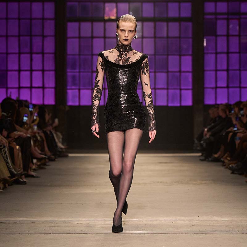 Trend alert: het boyish kapsel. Zó style je kort haar op 5 manieren 6 Grafische wet look zonder scheiding bij Roberto Cavalli. Photo courtesy of Roberto Cavalli