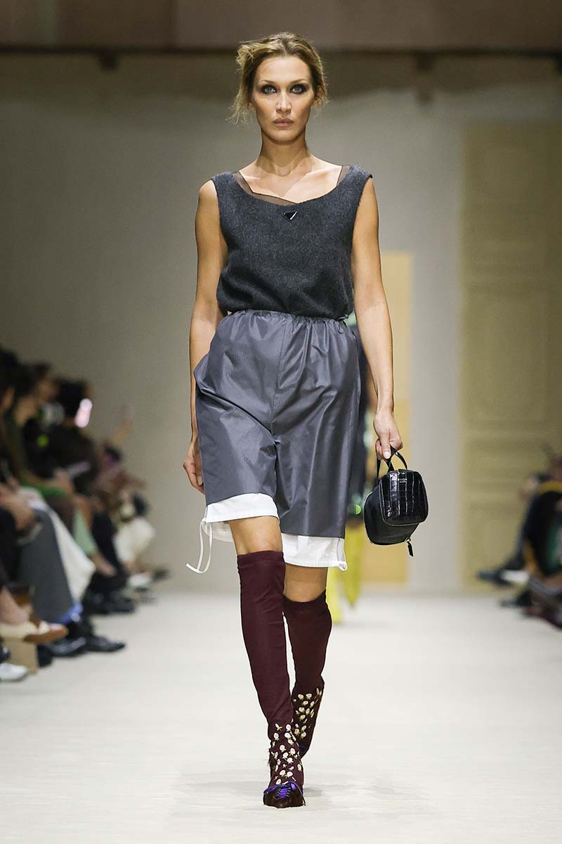 Bella Hadid met 'rommelig' kapsel met lage paardenstaart bij Prada. Photo courtesy of Prada