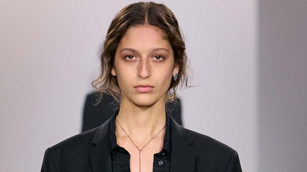 De lage paardenstaart is de onverwachte haartrends van herfst/winter 2026-2027. Photo courtesy of Fendi