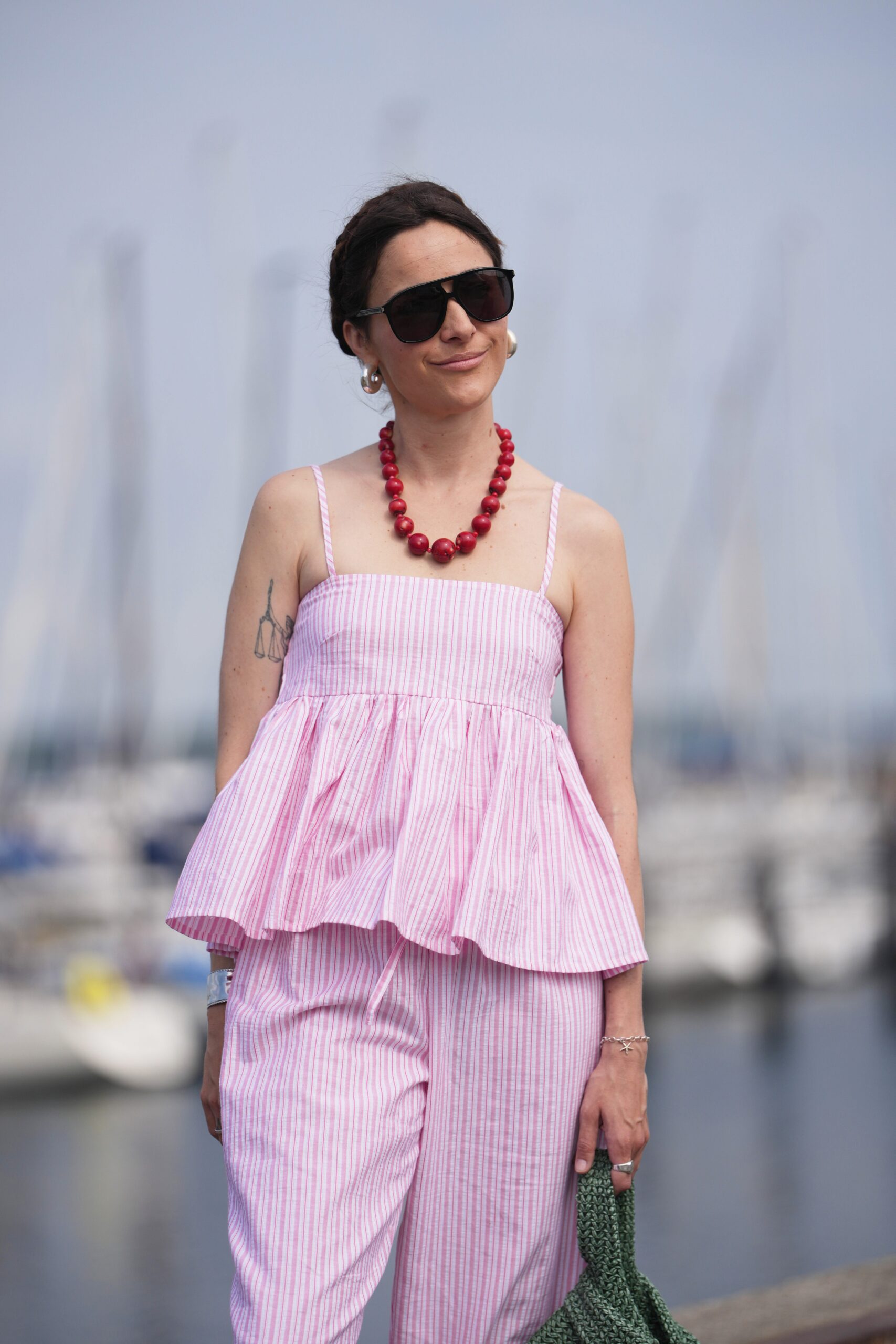 vrouw in een roze outfit