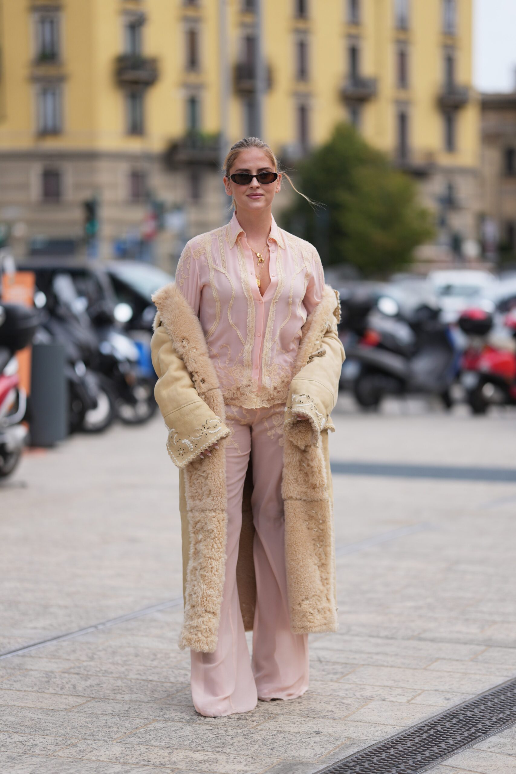 vrouw in een beige jas
