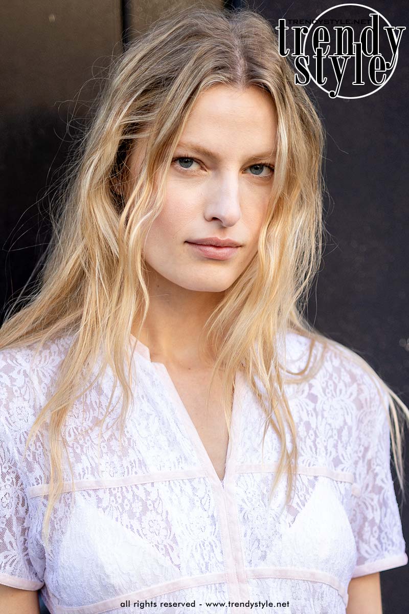 Haartrends en kapsels 2027: dit gaan we zien 2 Lang los haar met een gewild pluizige textuur en getoupeerde rond de middenscheiding bij Sacai tijdens de Paris Fashion Week lente/zomer 2027. Foto ADVERSUS