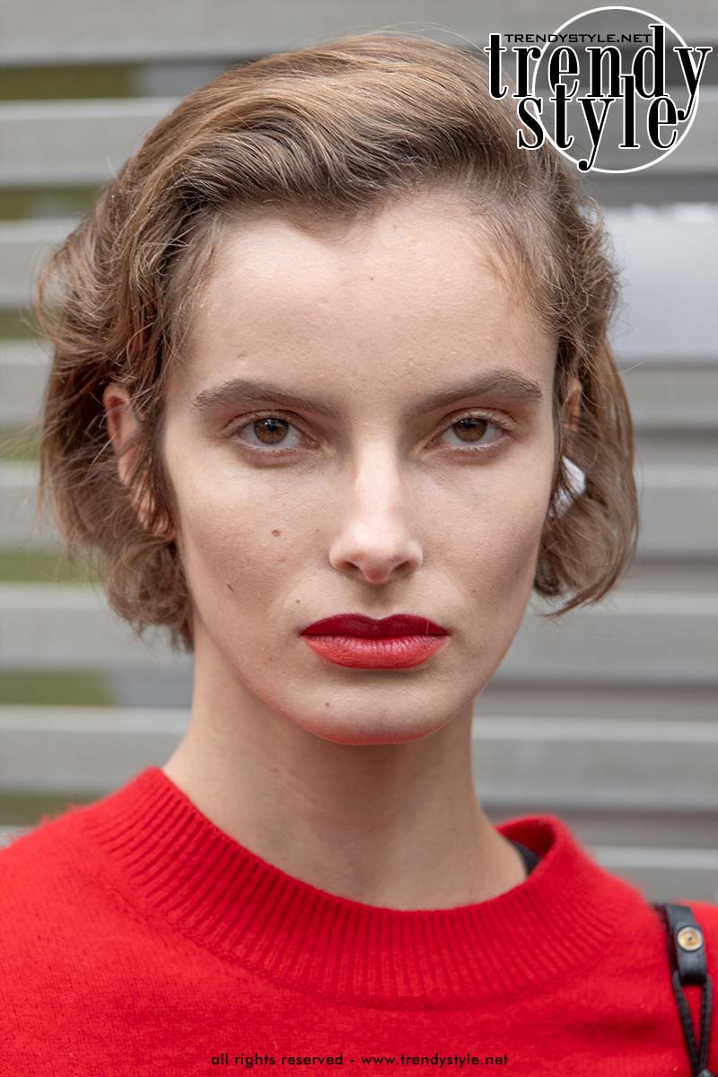 Haartrends en kapsels 2027: dit gaan we zien 3 Retro waves bij de modeshow van Dries van Noten lente/zomer 2027. Foto Charlotte Mesman