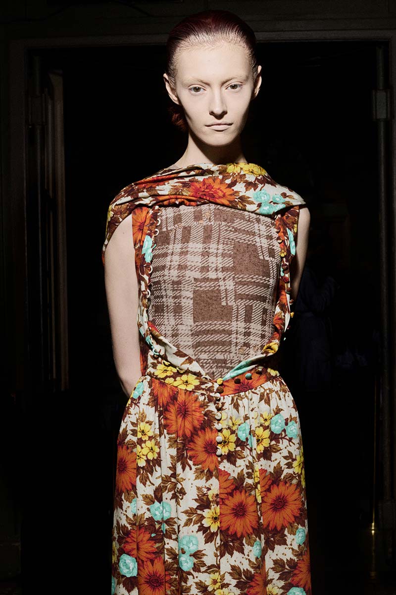Haartrends en kapsels 2027: dit gaan we zien 7 Opzettelijke grijze uitgroei op de catwalk van Maison Margiela lente/zomer 2027. Photo courtesy of Maison Margiela